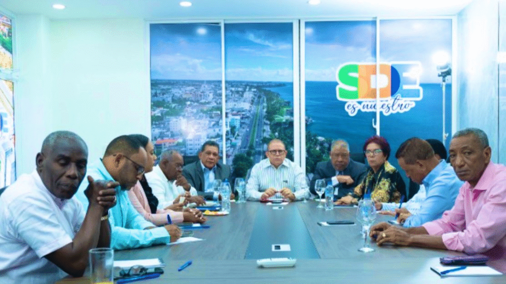 Reunión con altos dirigentes de Fuerza del Pueblo en la que el diputado Rafael Castillo prepara respuesta de Rafael Castillo a Dío Astacio