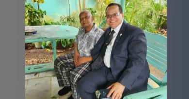 Jacobo Colón junto a su padre, en una imagen familiar