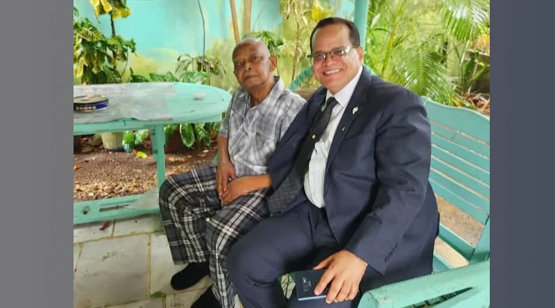 Jacobo Colón junto a su padre, en una imagen familiar