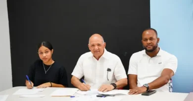 Isidro Torres y Donaty Baldera en presentación oficial del programa de empleabilidad juvenil