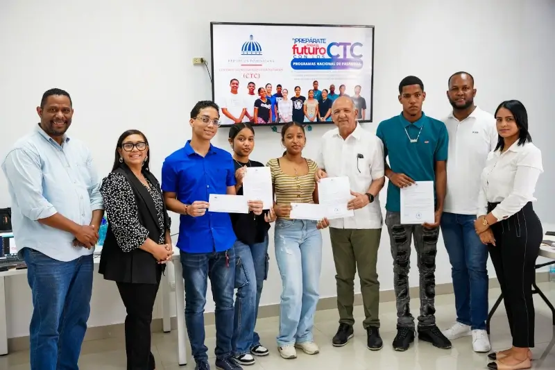 Jóvenes durante el acto de lanzamiento del Programa de Empleo Tecnológico del CTC en La Nueva Barquita