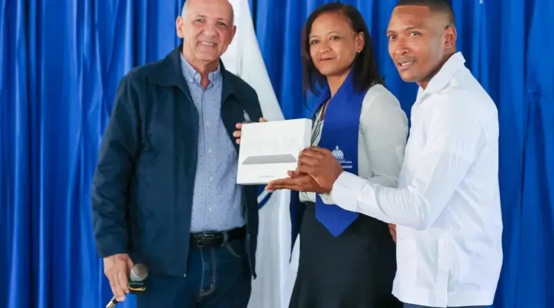 Isidro Torres, director general de los CTC en entrega de certifiación del ctc a jóvenes de yamasa