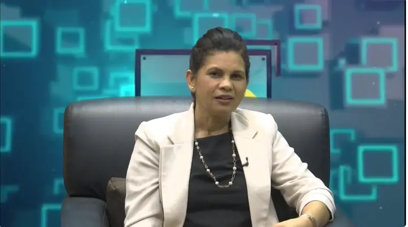 La psicóloga Abril Arias Taveras durante una entrevista sobre la violencia en República Dominicana