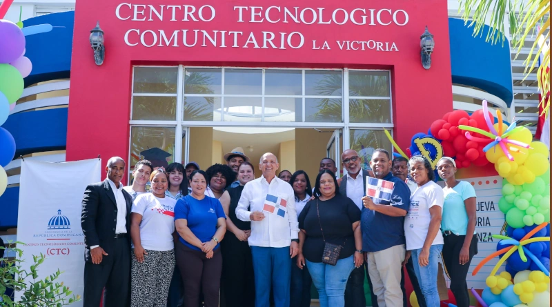 Arranca con gran acogida el programa Espacios de Esperanza en La Victoria. La iniciativa que desarrollan los Centros Tecnológicos Comunitarios beneficiará a niños y niñas de tres a cinco años con educación inicial gratuita, promoviendo igualdad de oportunidades en comunidades vulnerables. La Victoria. - En un ambiente cargado de alegría, juegos y mucho entusiasmo, los Centros Tecnológicos Comunitarios (CTC) dieron la bienvenida al nuevo año escolar de los Espacios de Esperanza (EPES) en el municipio de La Victoria, un proyecto educativo dirigido a niños y niñas de tres a 5 años que impulsa su desarrollo integral desde la primera infancia. El evento, celebrado en el CTC de La Victoria, congregó a estudiantes, docentes, personal administrativo, padres de familia e invitados especiales en un ambiente de entusiasmo y compromiso. La jornada inició con el acto inaugural, que incluyó las palabras de bienvenida del director general de los CTC, Isidro Torres, y un emotivo reconocimiento a la labor de los docentes y del personal administrativo, cuyo acompañamiento resulta fundamental en el desarrollo y crecimiento integral de los más pequeños. Niños y niñas disfrutaron de actividades recreativas y educativas, como juegos tradicionales, pinta carita, shows de magia, cuentacuentos y presentaciones artísticas, mientras padres y familiares compartían momentos de alegría y socialización. Además, se ofreció un refrigerio para todos los presentes, fomentando un ambiente de comunidad y celebración. Los EPES funcionan dentro de los CTC en aulas adaptadas a las necesidades académicas de la primera infancia y alineadas al currículo oficial del Ministerio de Educación (MINERD). Su enfoque comunitario fortalece los lazos entre escuela, familia y entorno social, promoviendo la corresponsabilidad y la participación activa de todos en el aprendizaje de los niños. Claudia Adames, encargada de los Espacios de Esperanza (EPEs), explicó que el proyecto está diseñado con un enfoque especial hacia las comunidades de escasos recursos, donde la niñez enfrenta mayores limitaciones para acceder a una educación inicial de calidad. “Los niños y niñas son el futuro del país, pero para construir un porvenir esperanzador es necesario reconocer que cada niño es único, con intereses, características y ritmos de aprendizaje distintos. La misión de Espacios de Esperanza es precisamente acompañar y potenciar esas diferencias, garantizando que cada pequeño pueda desarrollarse en toda su plenitud”, afirmó. Añadió que este programa educativo constituye una estrategia integral de protección y promoción del desarrollo infantil temprano en comunidades vulnerables. A través de entornos seguros, afectivos y pedagógicamente estimulantes, se busca que los niños y niñas fortalezcan su confianza, autonomía y capacidades sociales, al tiempo que adquieren las primeras bases para un aprendizaje significativo. De esta manera, Espacios de Esperanza se convierte en una puerta abierta hacia un inicio escolar lleno de motivación, alegría y proyección de futuro. Al pronunciar el discurso central del acto, Isidro Torres, director general de los CTC manifestó que los Espacios de Esperanza constituyen una verdadera revolución social y educativa, al abrir nuevas oportunidades de desarrollo para niños y niñas de tres a cinco años en comunidades históricamente marcadas por la pobreza y la desigualdad. Torres resaltó que estos espacios ofrecen estimulación temprana y formación en valores de protección, lo que garantiza una base sólida para el futuro educativo y personal de la niñez. “Estamos sembrando en el presente la semilla de una sociedad más justa y con mayores oportunidades para todos”, afirmó. Actualmente funcionan 59 Espacios de Esperanza en distintas localidades del país, donde las familias reciben atención y apoyo con servicios de educación inicial de calidad, impartidos por personal capacitado. Según explicó el funcionario, este programa se ha convertido en un alivio real para hogares con múltiples carencias, al brindar acompañamiento y esperanza en medio de la marginalidad. Torres subrayó que, con esta iniciativa, el gobierno del presidente Luis Abinader reafirma su compromiso con la niñez y amplía la cobertura educacional desde edades tempranas, consolidando un modelo de inclusión social que coloca a los más pequeños en el centro de las políticas públicas. “Cada niño que hoy recibe estimulación temprana y educación inicial es un futuro ciudadano con más oportunidades. Esa es la misión de los CTC y el legado que estamos construyendo junto al presidente Abinader”, concluyó Torres. Durante la jornada estuvieron presentes además del director general de los CTC, Isidro Torres, la gobernadora de la provincia Santo Domingo, Lucrecia Santana Leyba, el alcalde de La Victoria, Miguel Saviñón, Lucibel Silva, Directora del Distrito Escolar 10-02, Julia Rosario, Técnica Distrital de Educación, Luis Freddy, subdirector del IAD, Luis Vásquez, Claudia Adames, Coordinadora general de los Epes, el gestor Ángel de las Nieves, entre otros